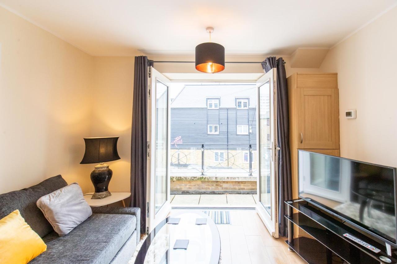 1-Bedroom Apartment With Balcony, ホッデスドン エクステリア 写真