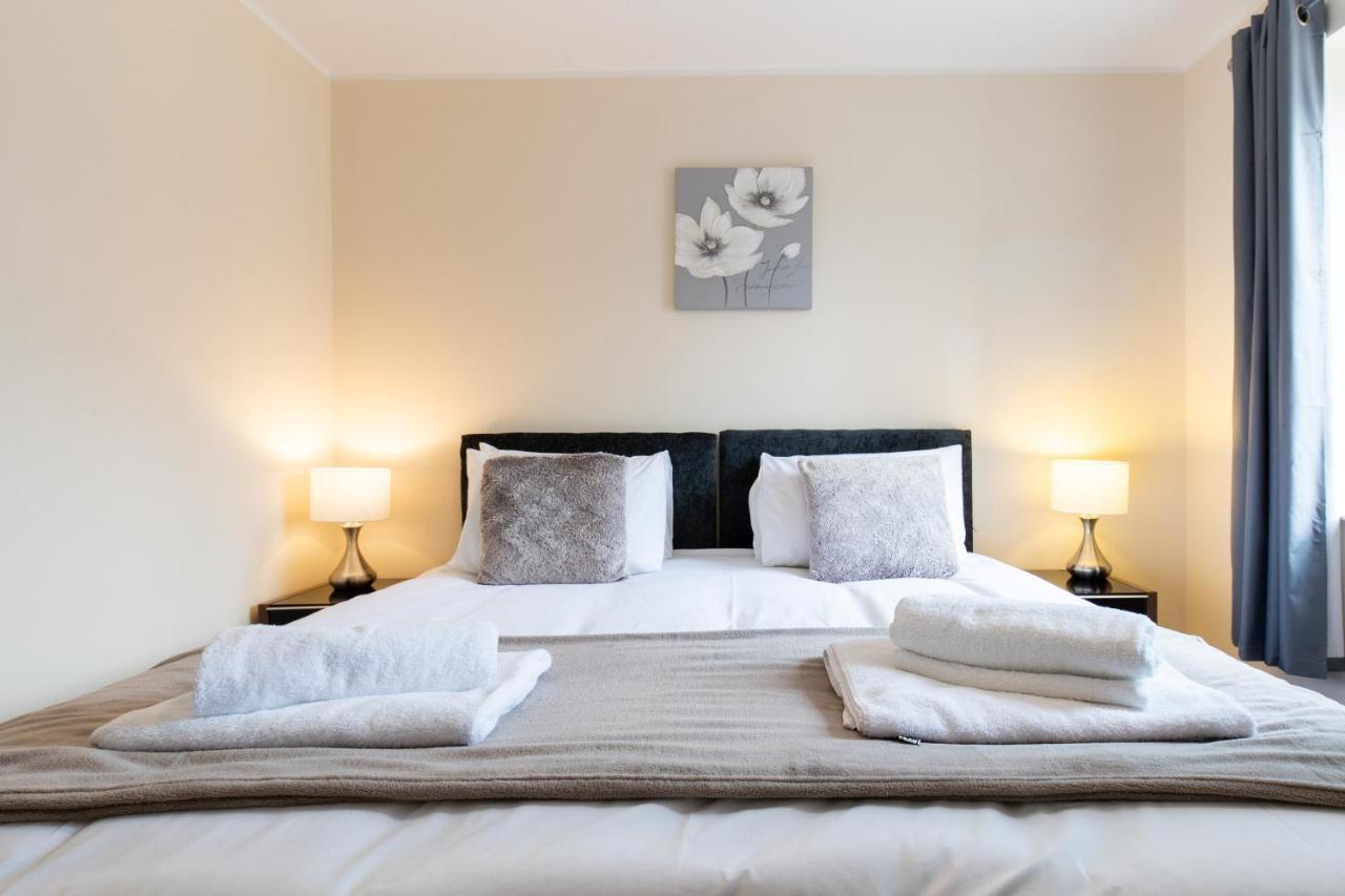 1-Bedroom Apartment With Balcony, ホッデスドン エクステリア 写真