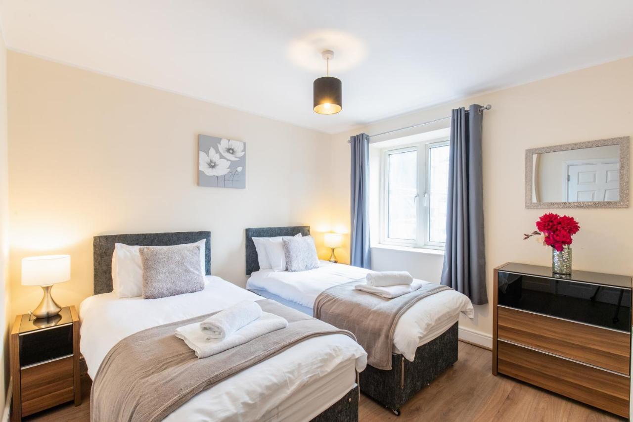 1-Bedroom Apartment With Balcony, ホッデスドン エクステリア 写真