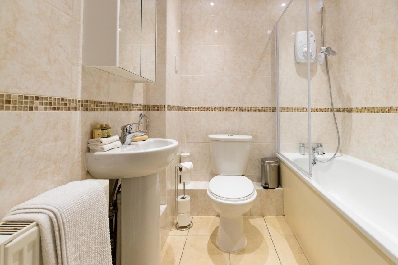 1-Bedroom Apartment With Balcony, ホッデスドン エクステリア 写真