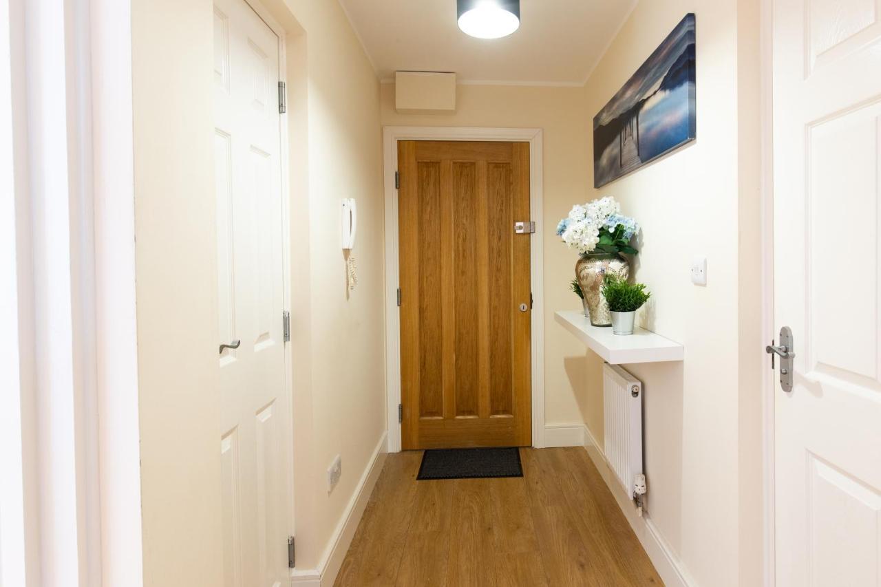 1-Bedroom Apartment With Balcony, ホッデスドン エクステリア 写真