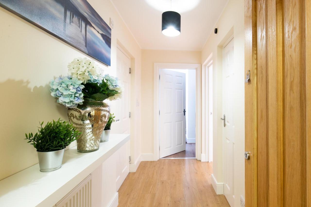 1-Bedroom Apartment With Balcony, ホッデスドン エクステリア 写真
